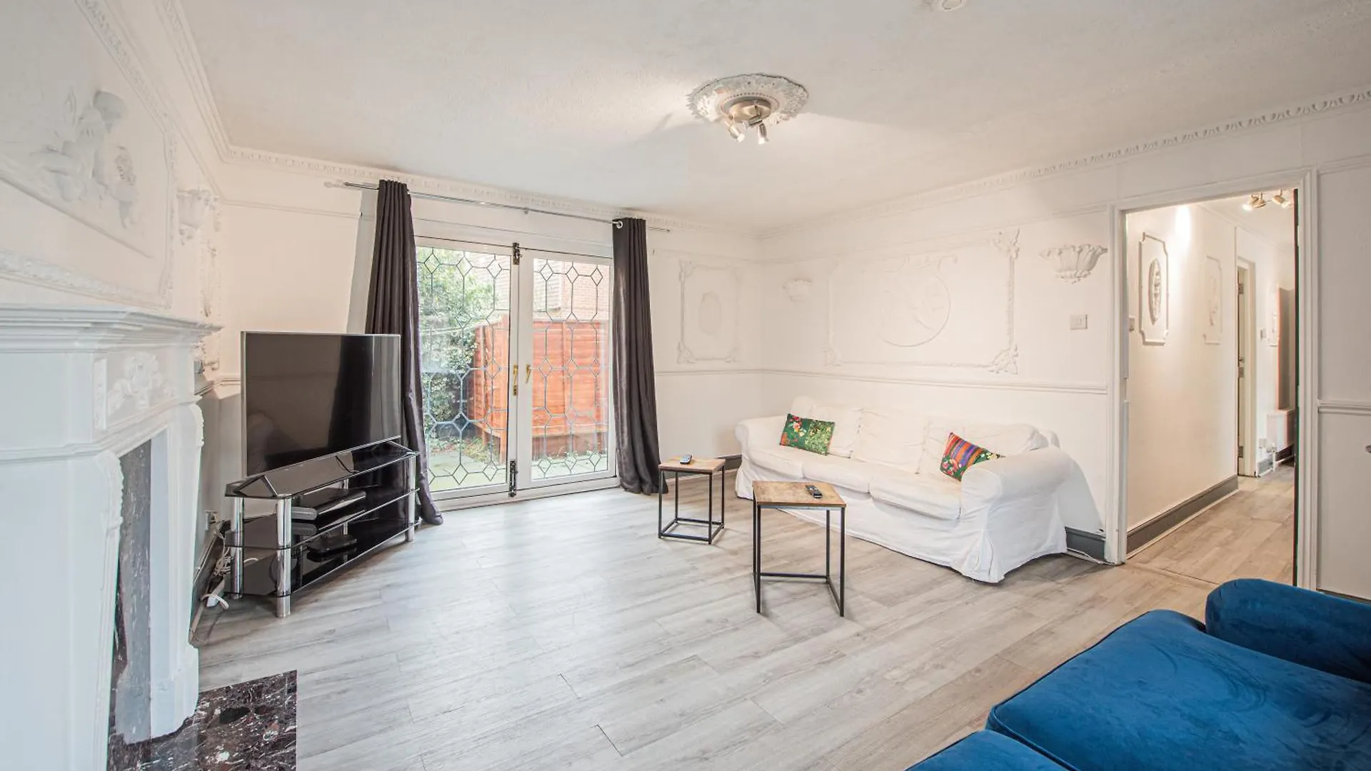 Spacious 4-Bed Home With Garden & Free Parking London Apartment