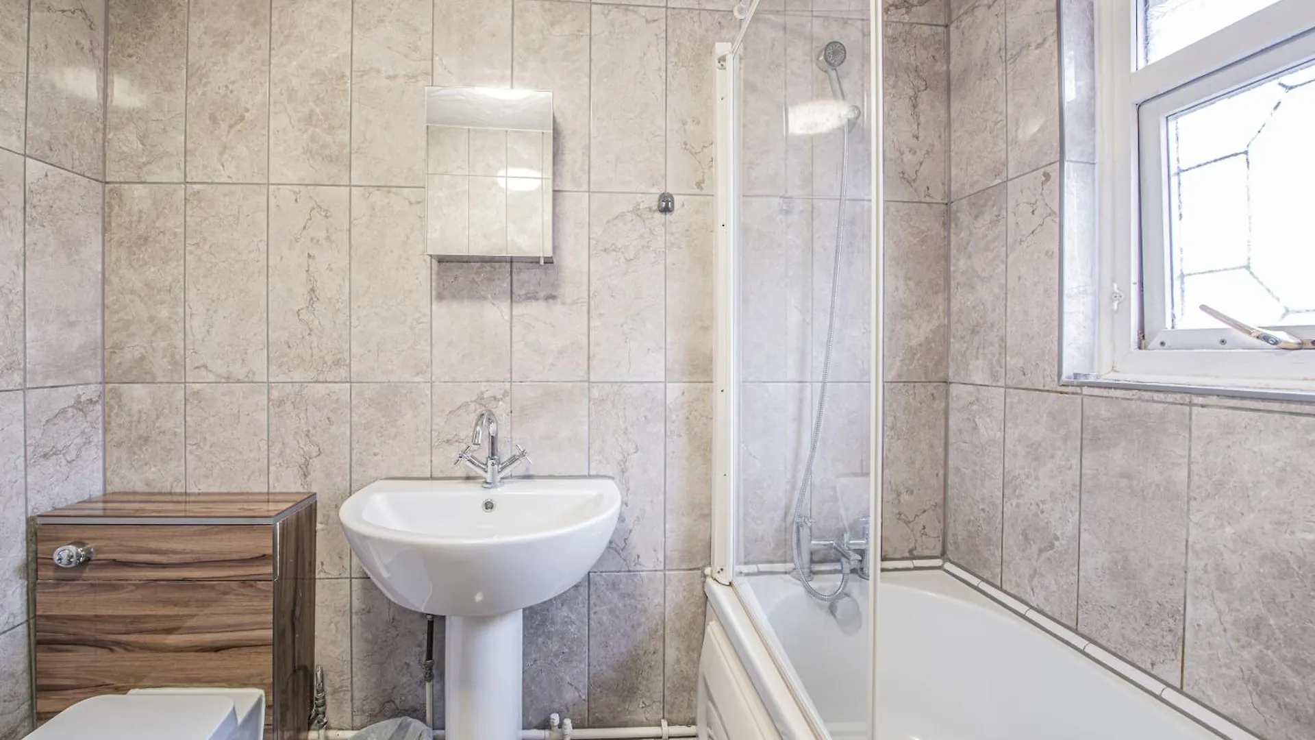 Spacious 4-Bed Home With Garden & Free Parking London Apartment