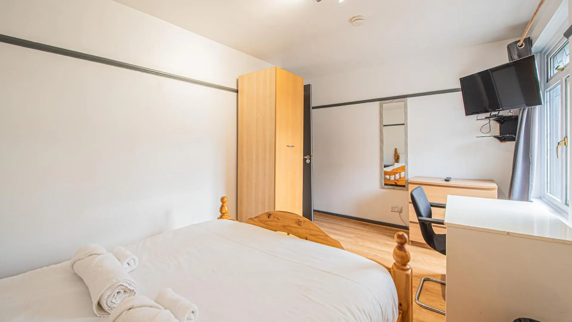 Spacious 4-Bed Home With Garden & Free Parking London Apartment