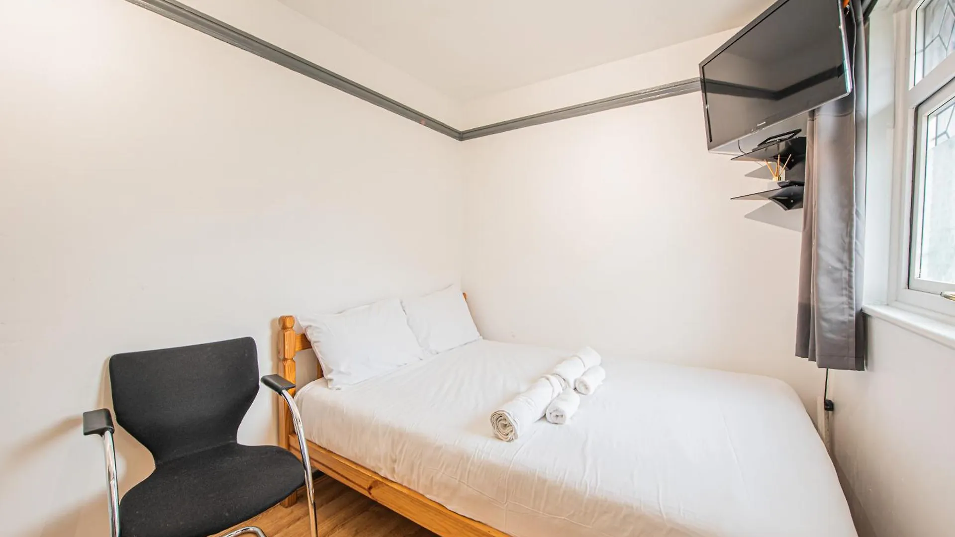 Apartment Spacious 4-Bed Home With Garden & Free Parking London