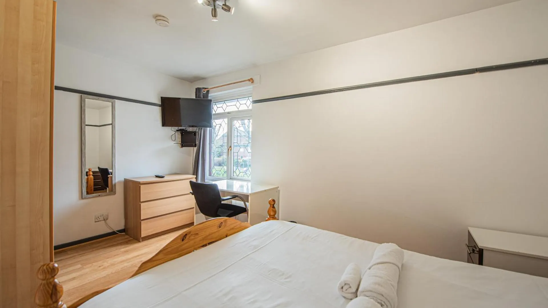 Apartment Spacious 4-Bed Home With Garden & Free Parking London