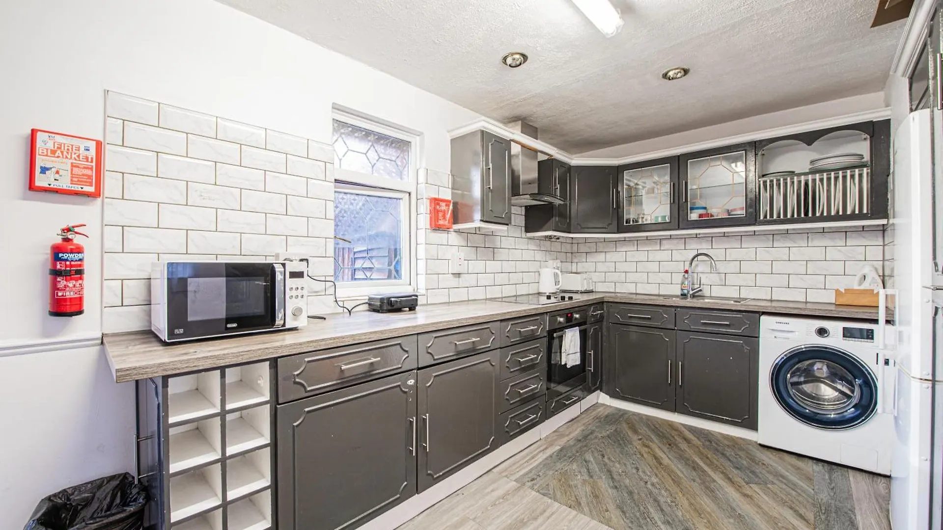 Spacious 4-Bed Home With Garden & Free Parking London Apartment