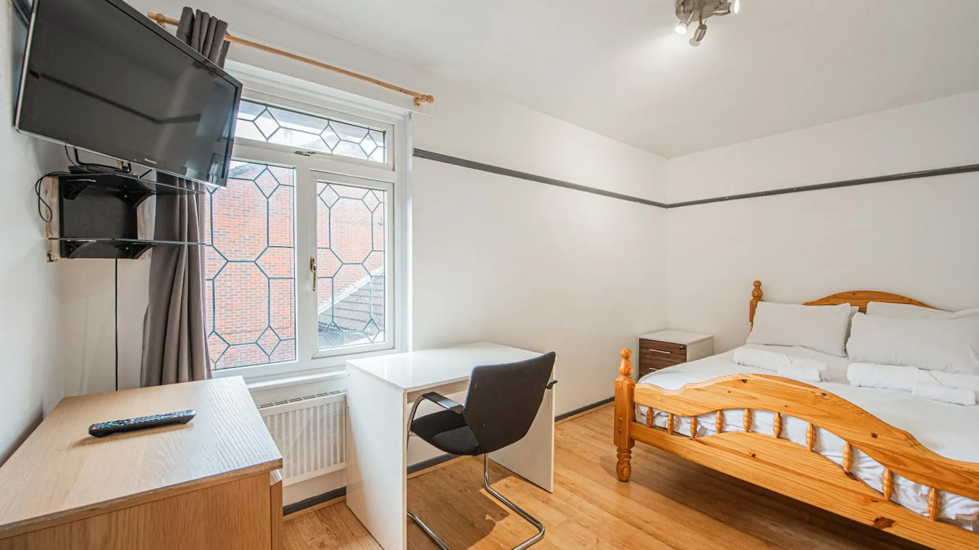 Spacious 4-Bed Home With Garden & Free Parking London