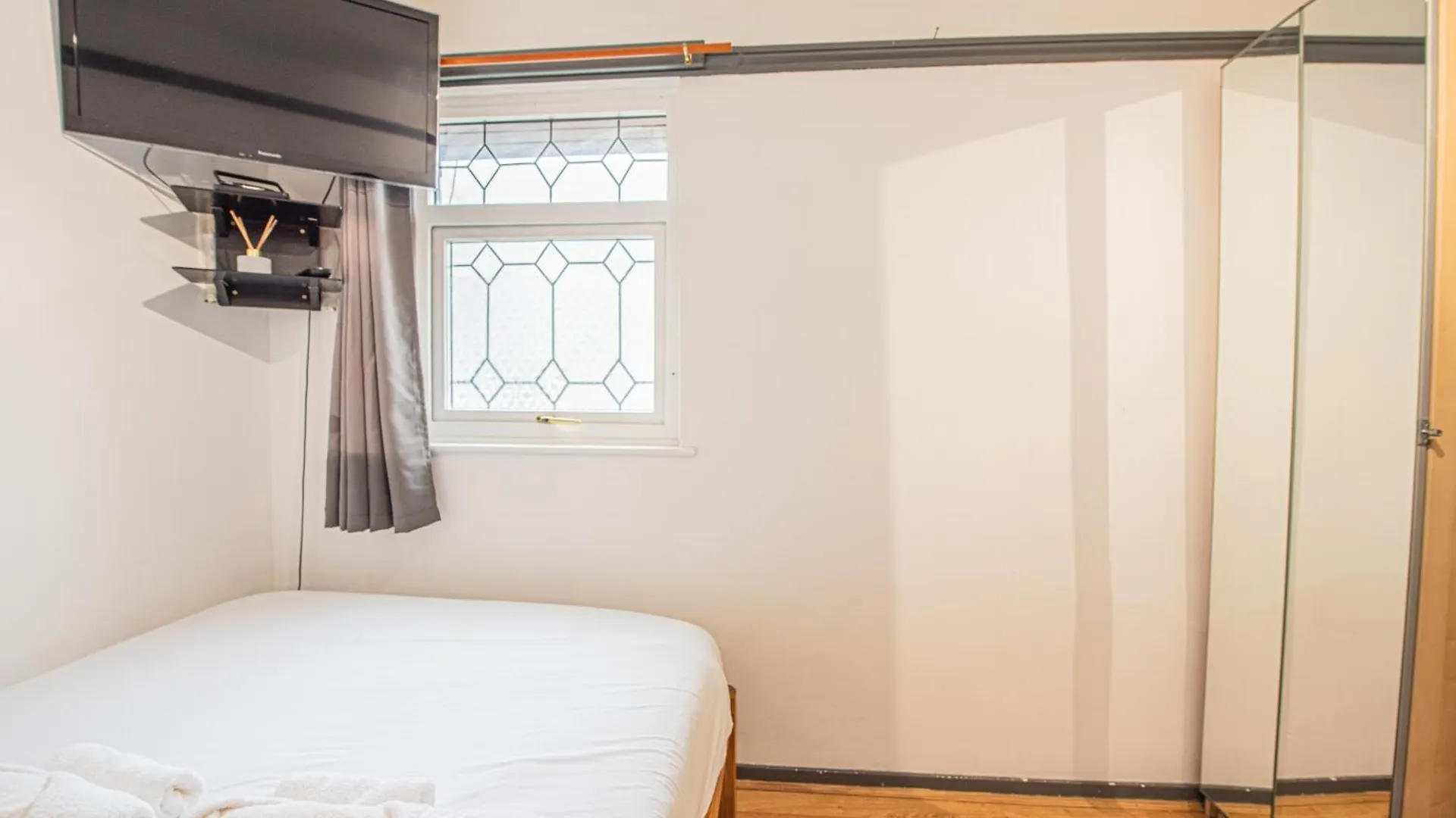 Spacious 4-Bed Home With Garden & Free Parking London 0*,