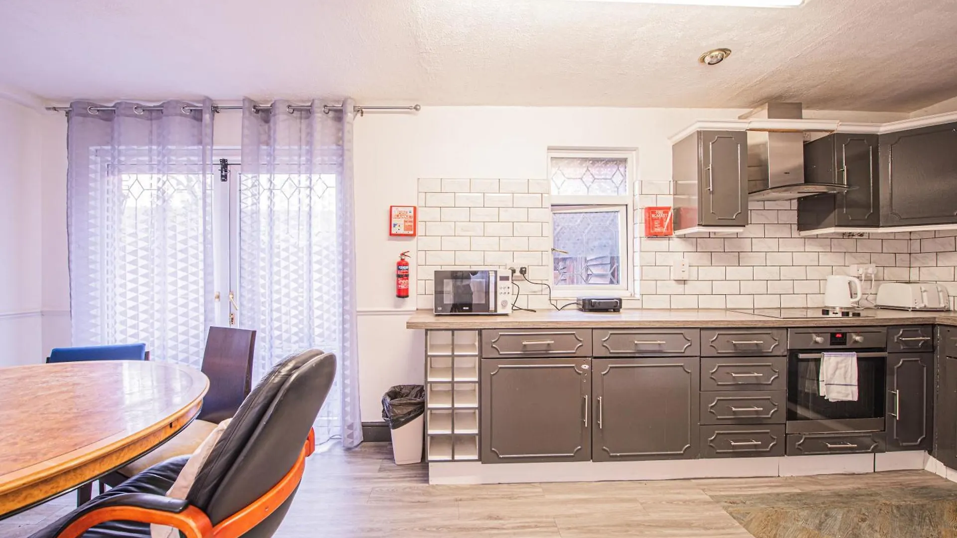 Spacious 4-Bed Home With Garden & Free Parking London Apartment