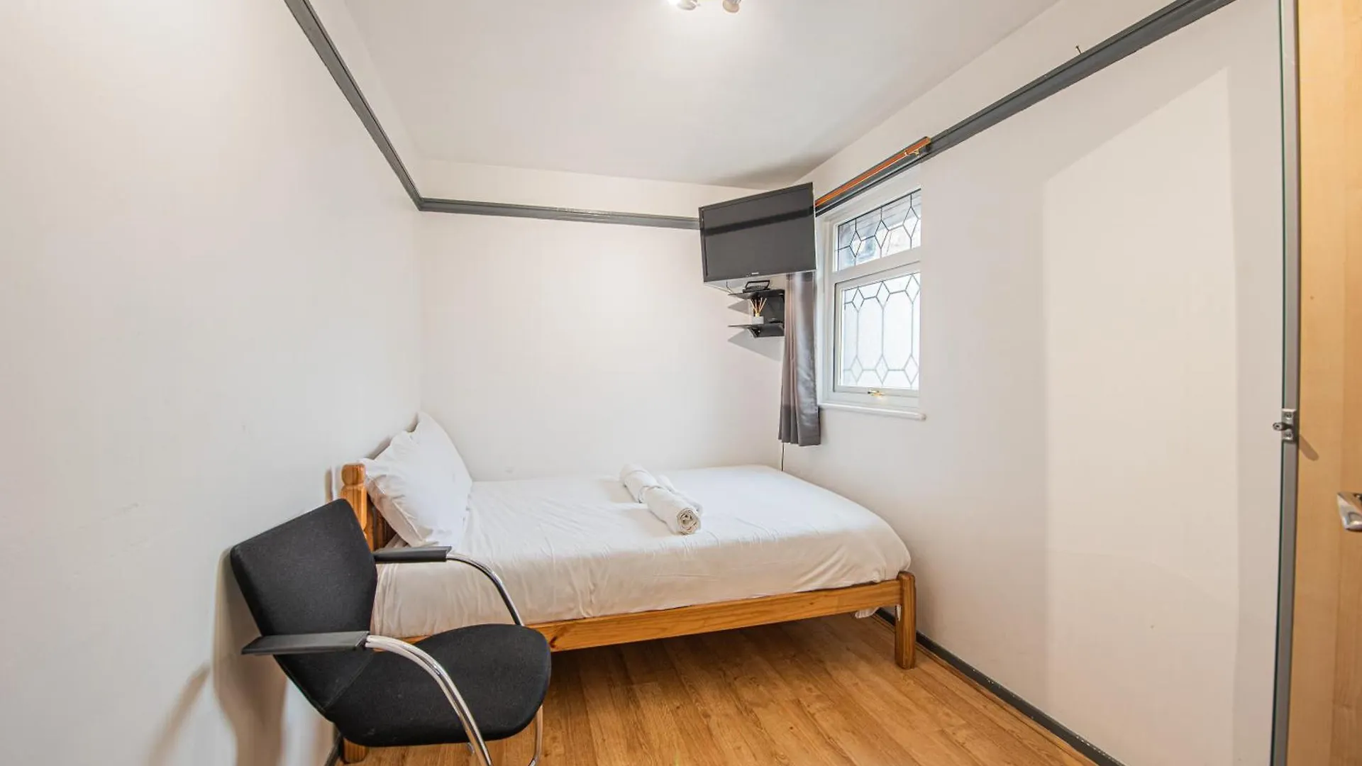 Spacious 4-Bed Home With Garden & Free Parking London Apartment