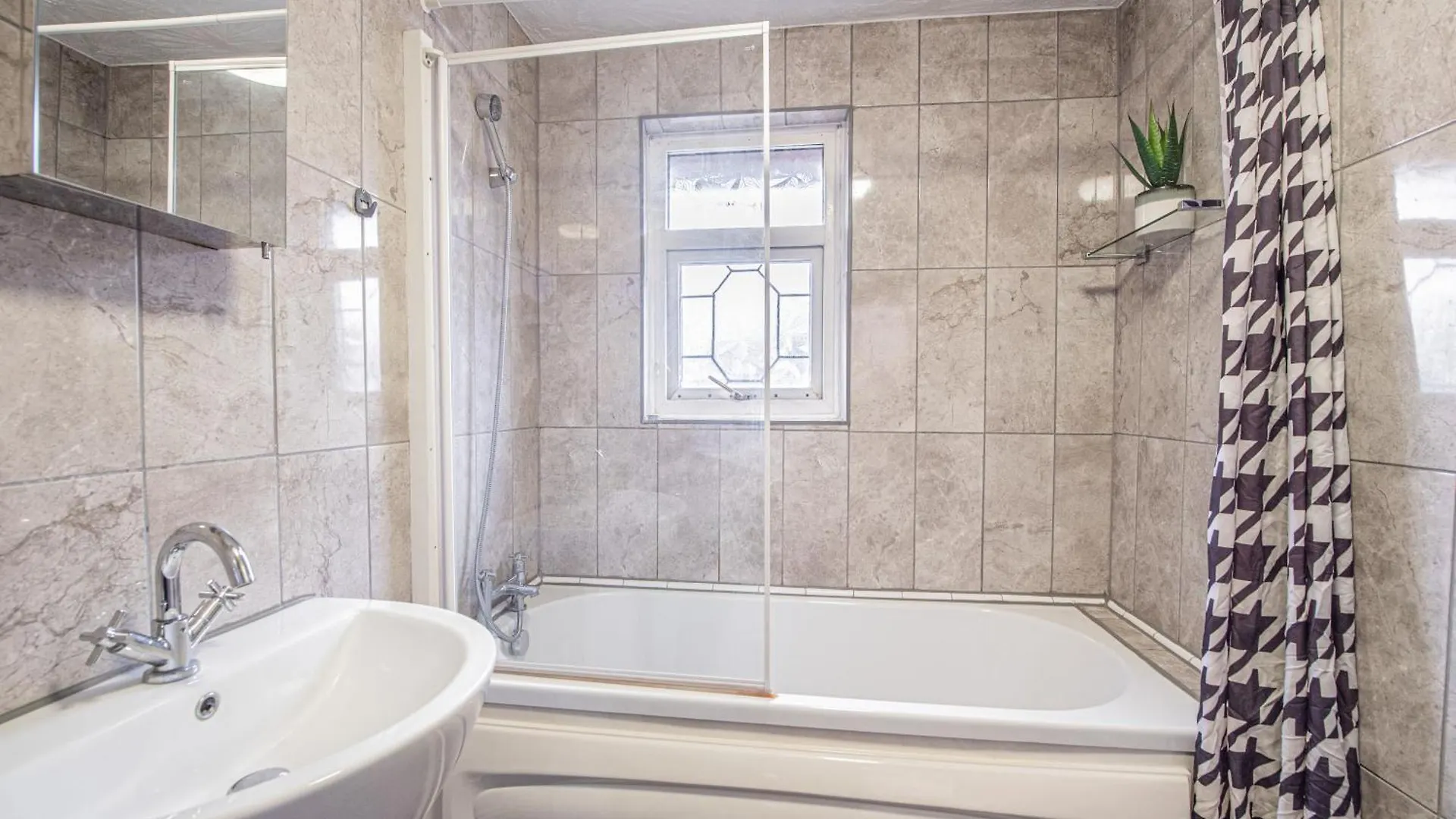 Apartment Spacious 4-Bed Home With Garden & Free Parking London